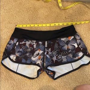 Butterfly print Lululemon run shorts size 6(lined)